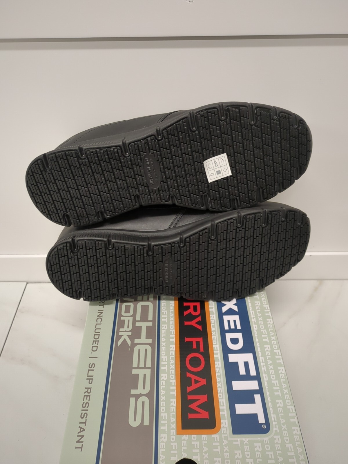 B5 Skechers Mens Size 11- Memory Foam Slip Resistant Work Shoes- Black