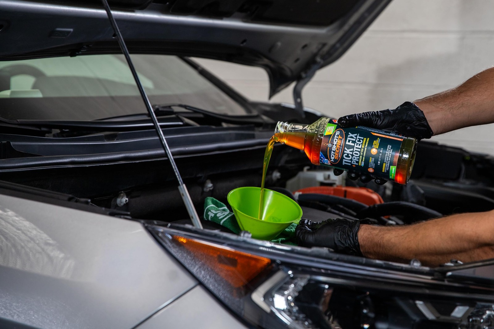 Hot Shot’s Secret Tick Fix + Protect Advanced Lifter Restorer Motor Oil 1