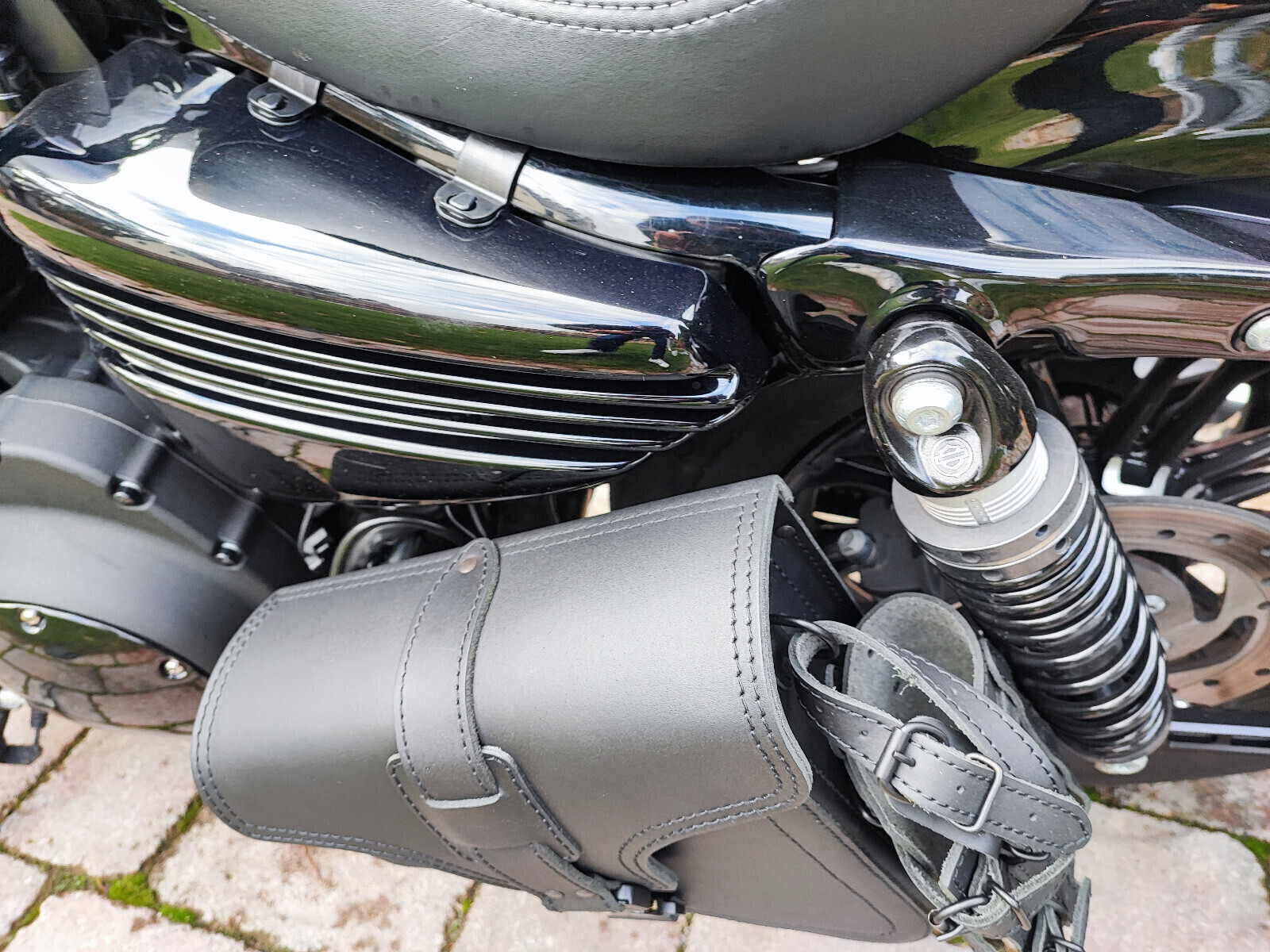 Swing bag EOS Blackline suitable for Harley Sporty Bobber leather