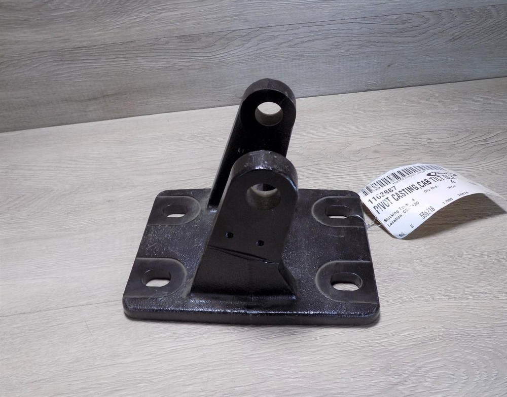 Pierce 1103887 Cab Tilt DLX Pivot Casting