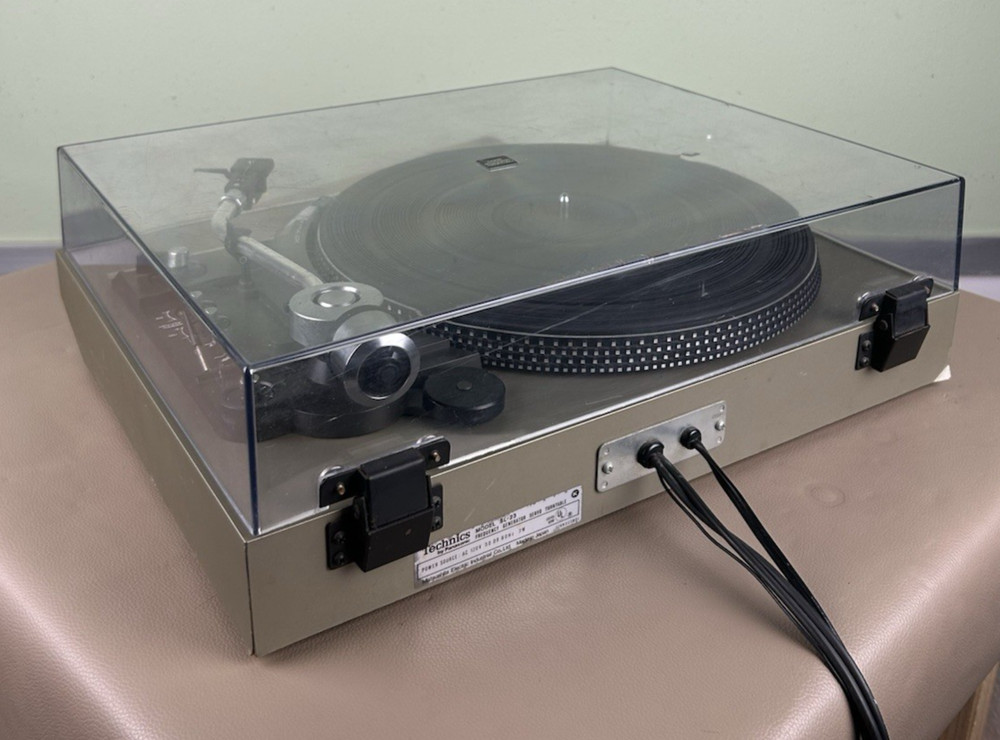 TECHNICS SL-23 TURNTABLE