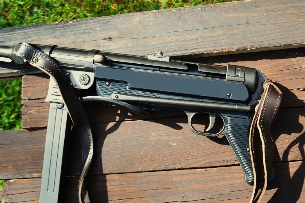 Non-Firing Denix Replica German MP40 Submachine Gun - Schmeisser - MP 40 - WWII