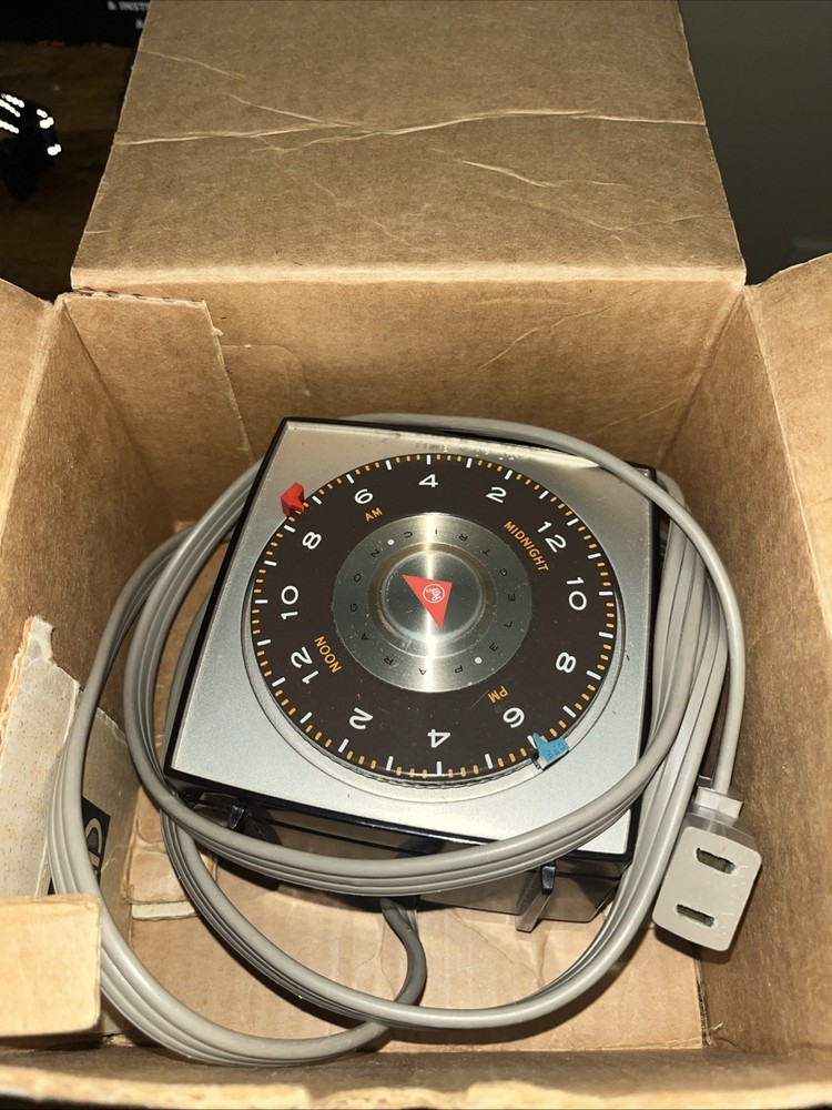 AMF PARAGON 24 HOUR TIMER MODEL ART13-0 W/ RANDOM OFF SWITCH