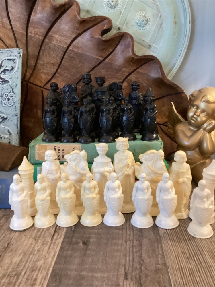 1959 E.S.Lowe RENAISSANCE 32-Pc Chessmen Figure Set