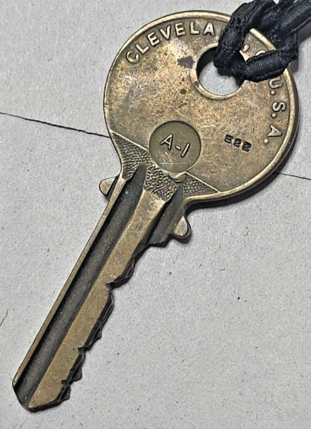 Set of 2 1942 WWII Next of Kin Notched Dog Tags T42 Los Angeles & Vintage Keys