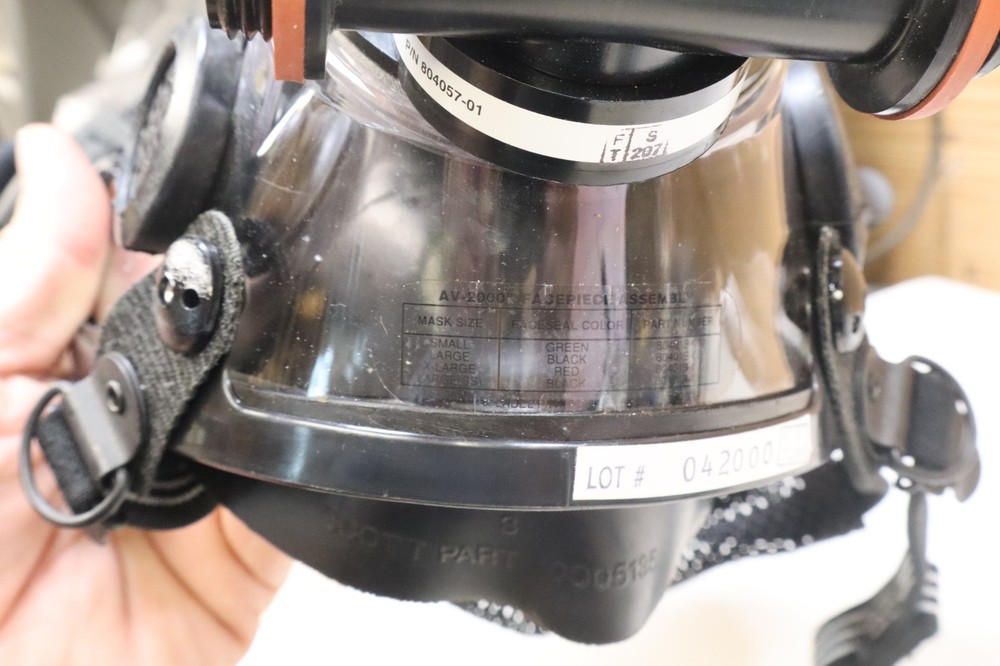 SCOTT AV-2000 FACE PIECE FIRE FIGHTING SCBA MASK