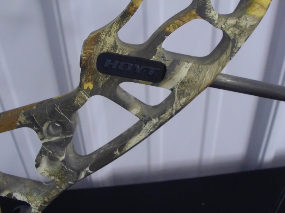 HOYT ECLIPSE RH 40-50LB REAL TREE EDGE COMPOUND BOW NWOT