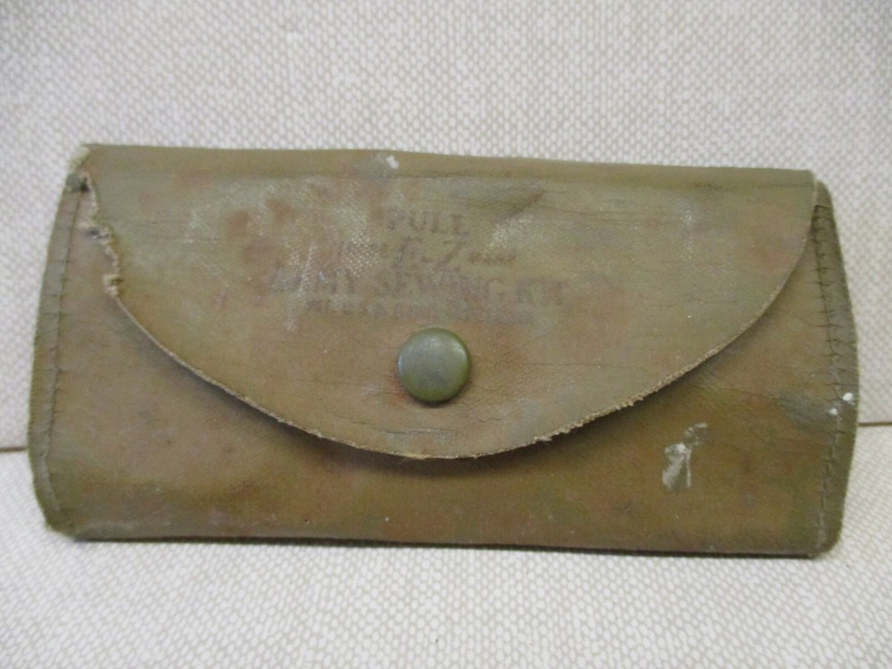 WW II ENLISTED MAN'S SEWING KIT