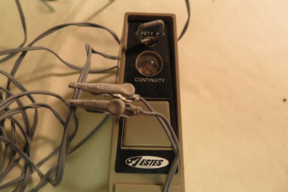 ESTES CONTROL W/SAFETY KEY CONTINUITY PUSH BUTTON FOR TRAINS