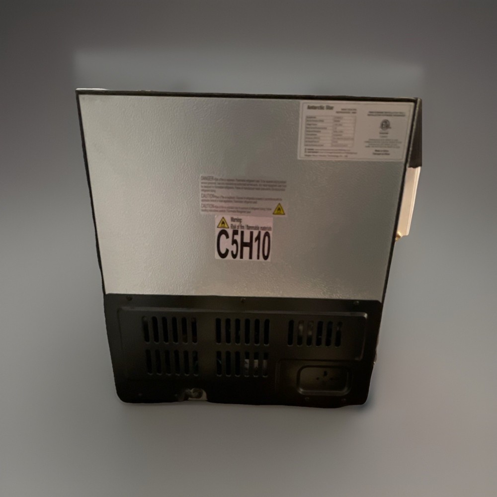 Black Mini Fridge 1.3 CU FT With Adjustable Temperature.
