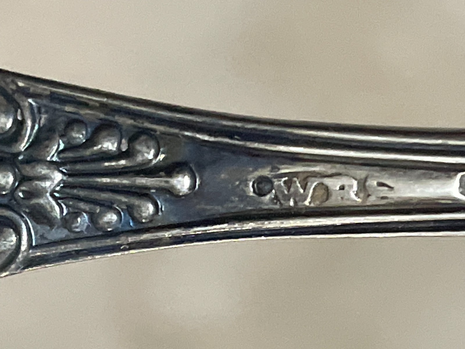 Antique English Sterling Master Salt Spoon, Kings style handle 28g
