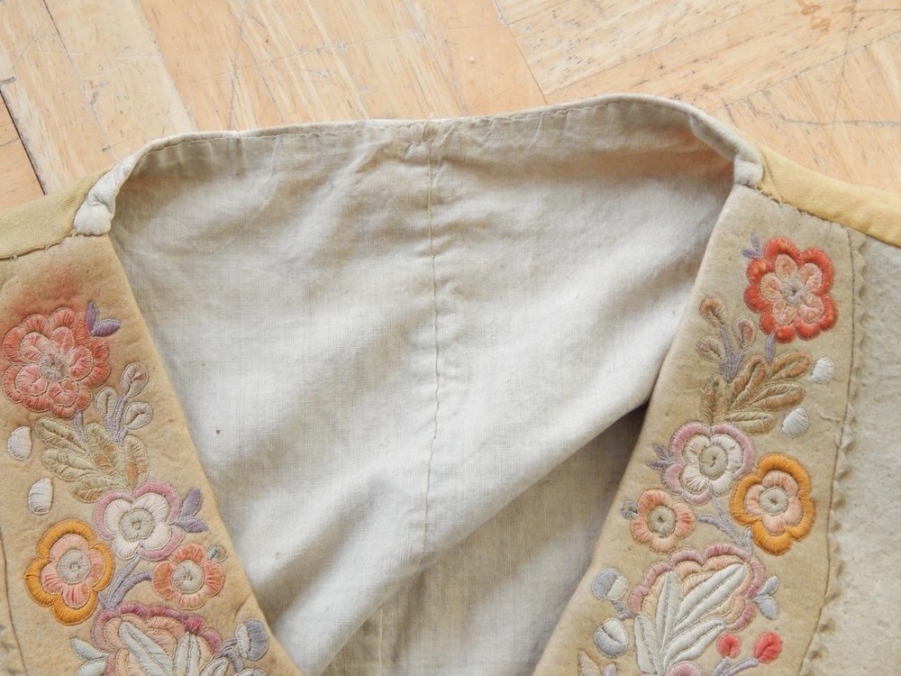 VINTAGE ATHABASKAN / N. CREE INDIAN BRAIN TAN SILK EMBROIDERED VEST - XLNT !