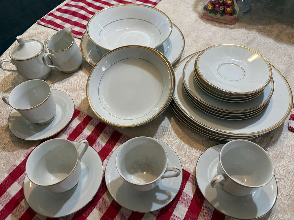 four place setting four crown china grgent 514