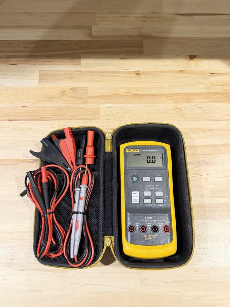 FLUKE 712B RTD CALIBRATOR W/ CASE & ACCESSORIES - TESTED