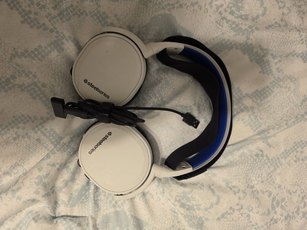 SteelSeries arctic 7p headset gently used with Bluetooth dongle