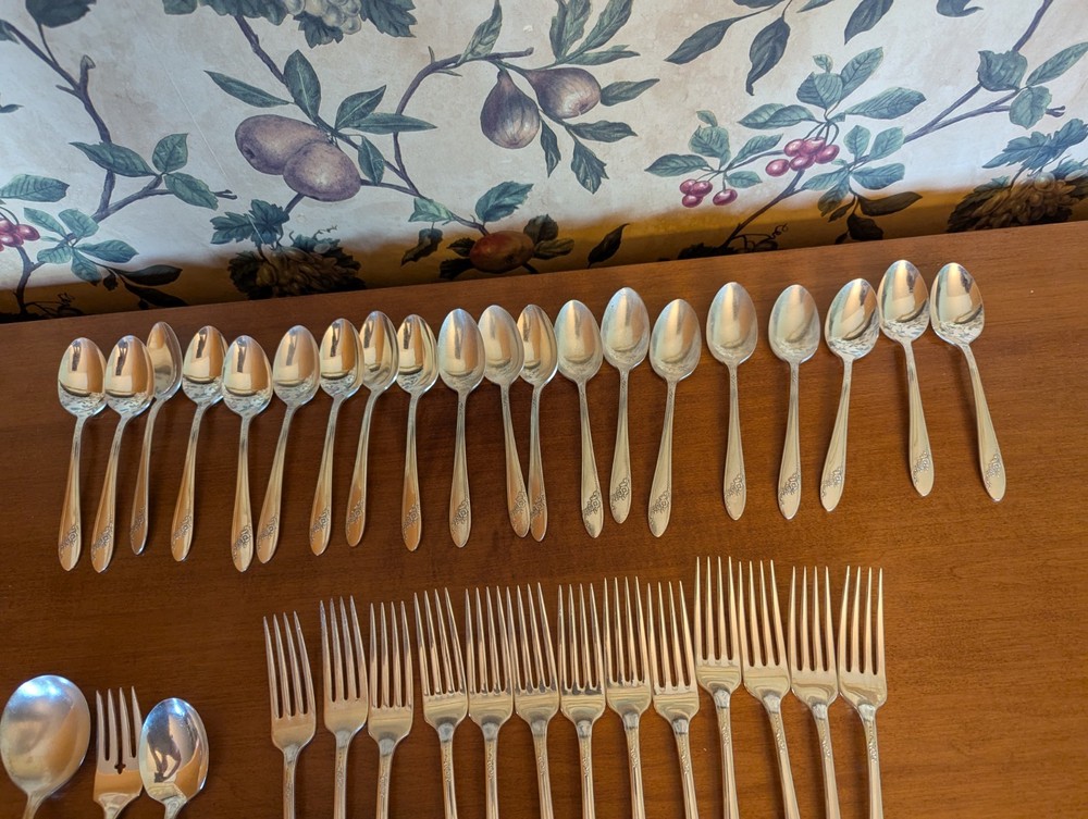 36-VINTAGE ONEIDA QUEEN BESS II SILVERPLATE SILVERWARE