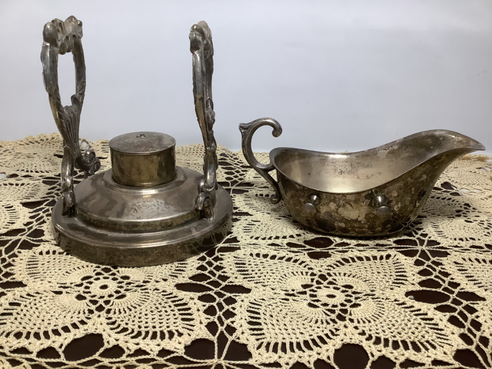 English Silver Mfg Corp Vtg Gravy Boat on Ornate Warming Stand, Silverplate