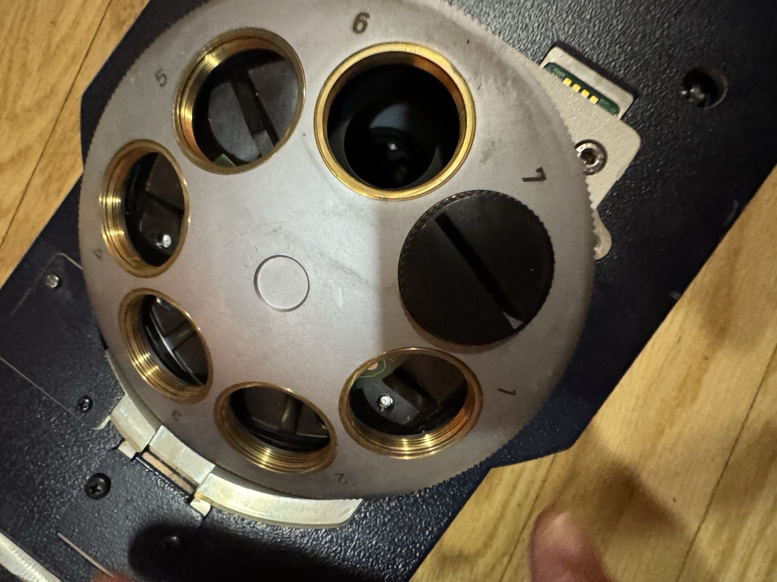 Leica 5000B with four Fluorescence Filter Cubes