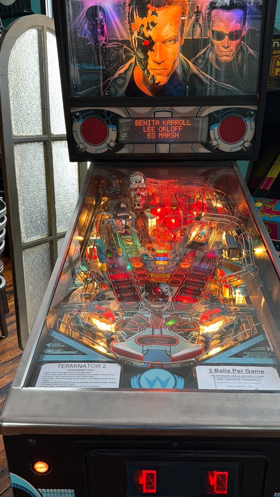 TERMINATOR 2 PINBALL MACHINE BY WILLIAMS -- EXCELLENT CONDITION