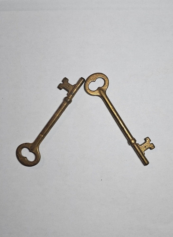 Vintage Double Circle Infinity Bow Shaped Skeleton Key Solid Shank Unbranded