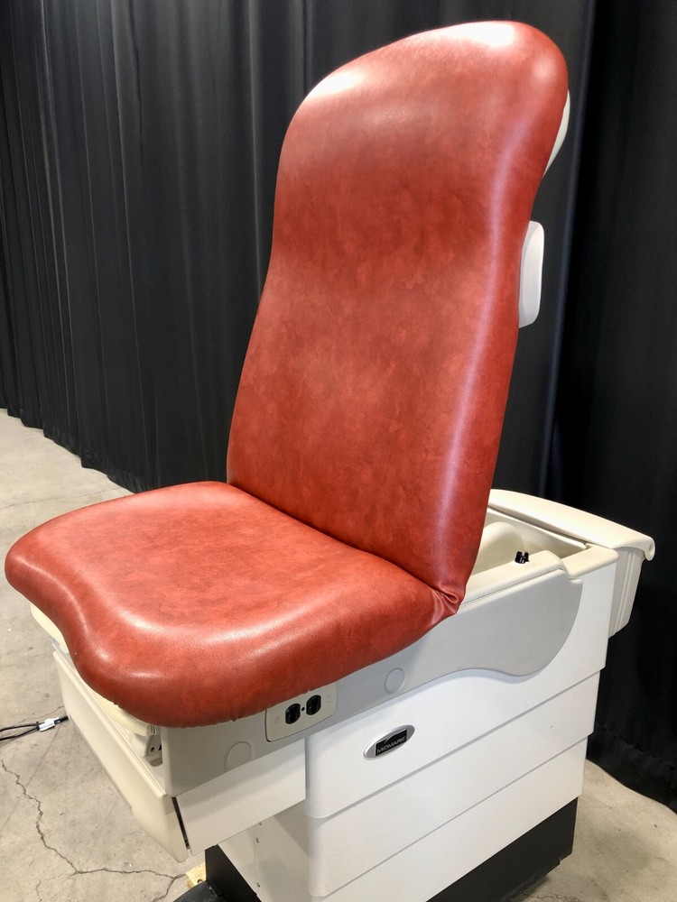 Midmark 623-007 Barrier Free Power Exam Table with Footswitch & Hand Controller