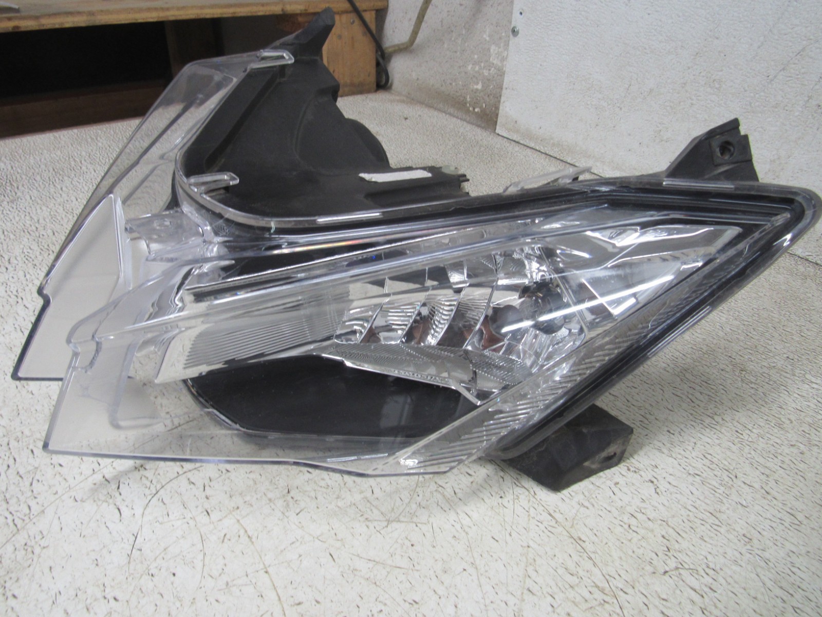 22 LYNX BOONDOCKER DS 850 E-TEC HEADLIGHT HEAD LIGHT LAMP CRACKED OEM #0230