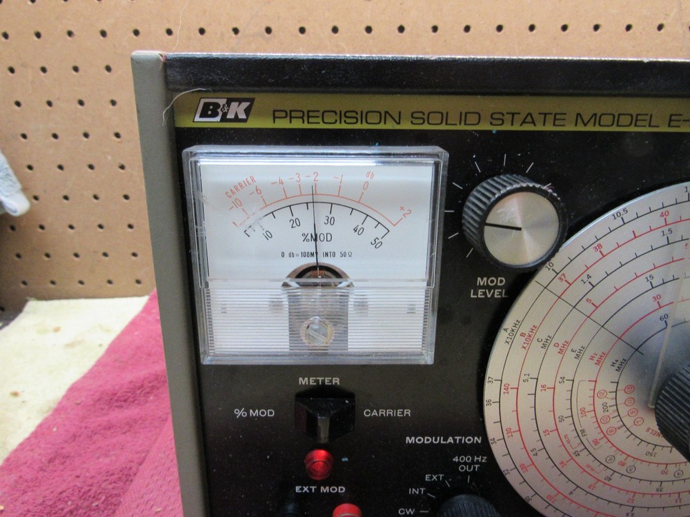 Vintage B & K Precision E-200D Solid State RF Signal Generator Dynascan
