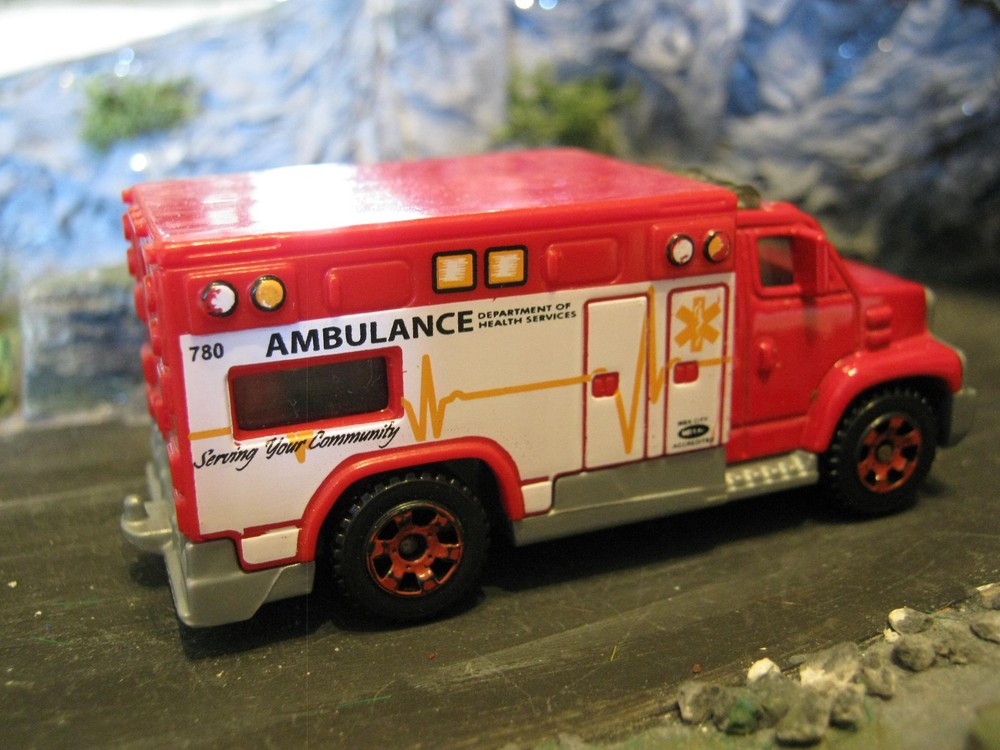 Matchbox MB679 2005 Ambulance in red