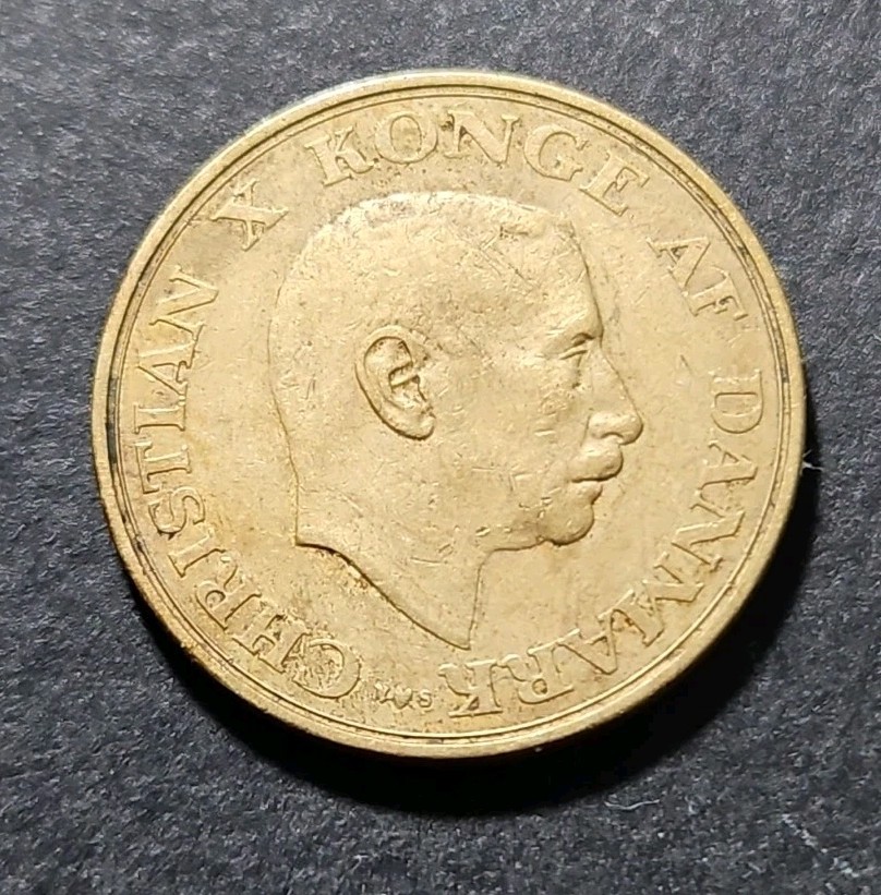 1942 Denmark 1 Krone coin.( KM.# 835)