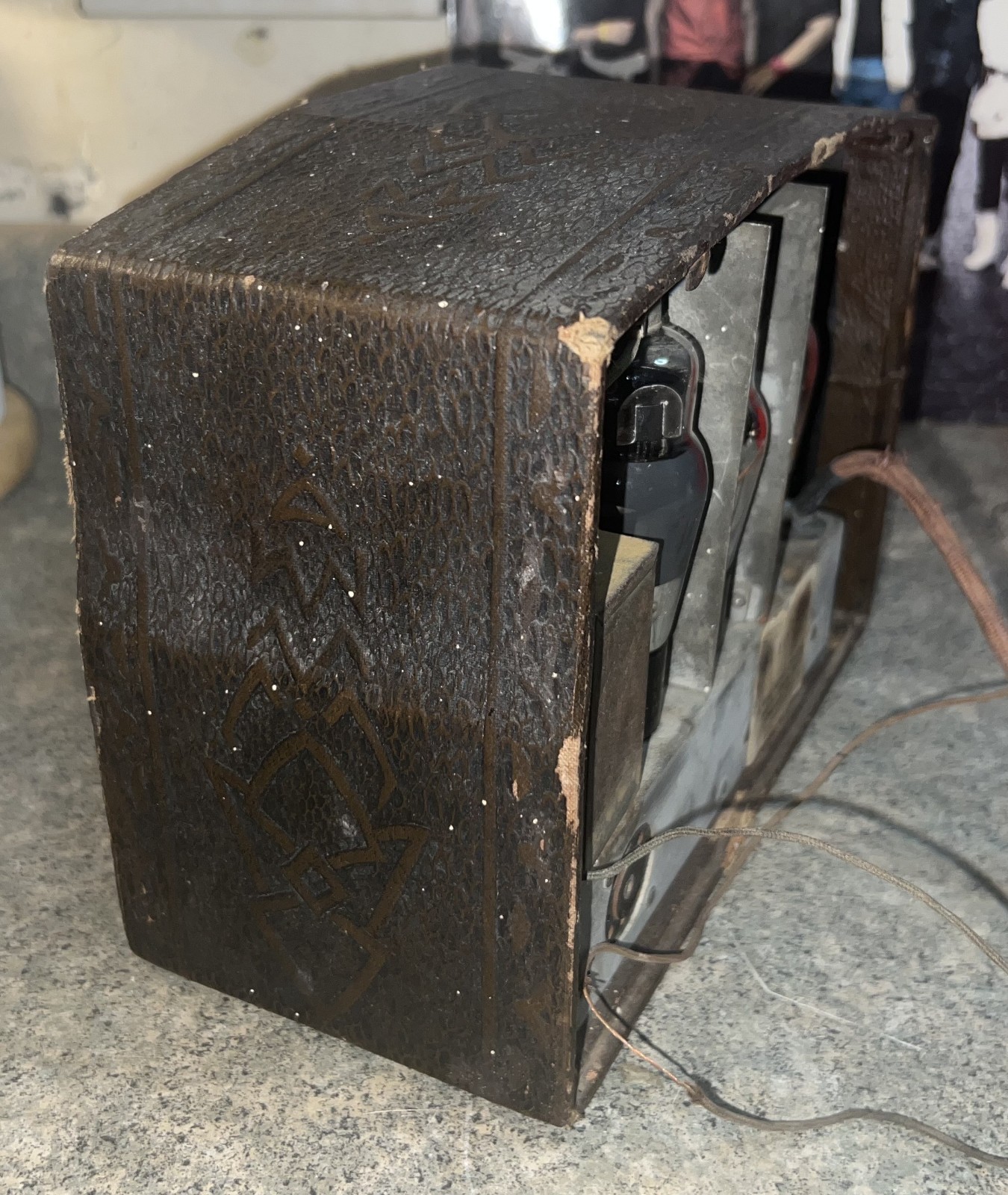 LEWOL Tabletop Broadcast Receiver. Model: "LEVORE" . Rare model. Works great !!