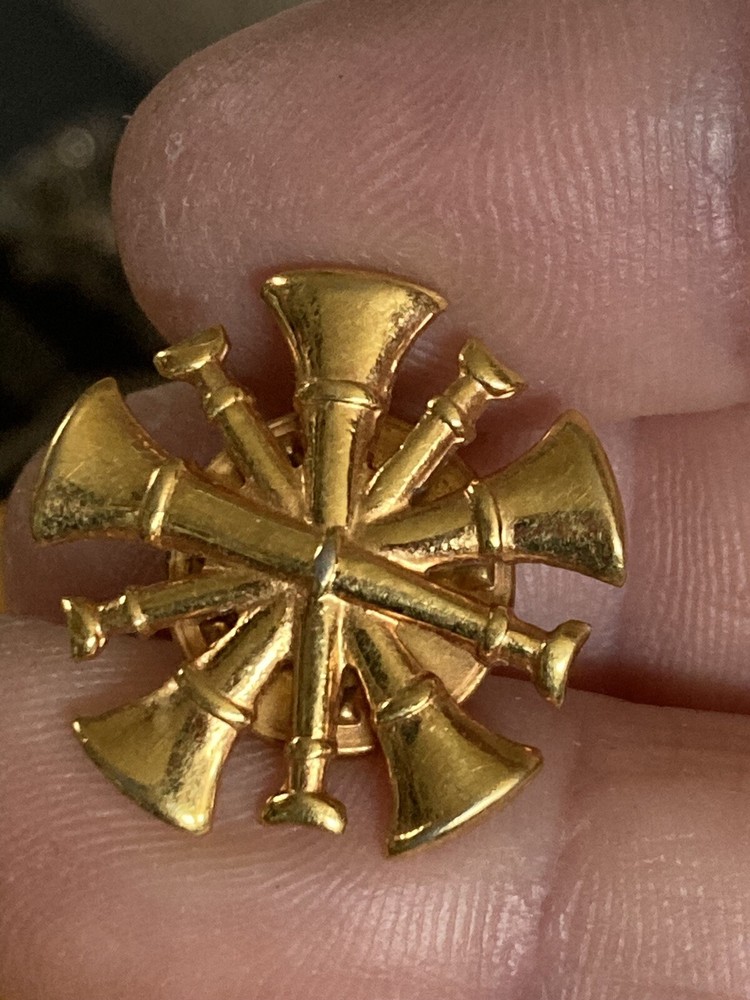 Firefighter chief insigna Lapel Pin EUC K535