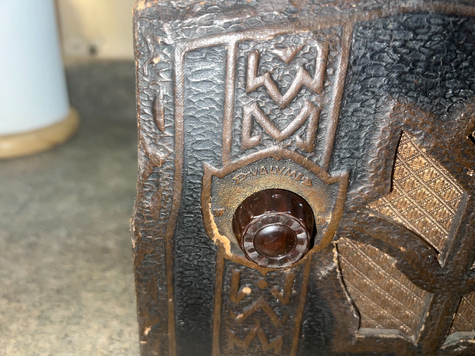 LEWOL Tabletop Broadcast Receiver. Model: "LEVORE" . Rare model. Works great !!