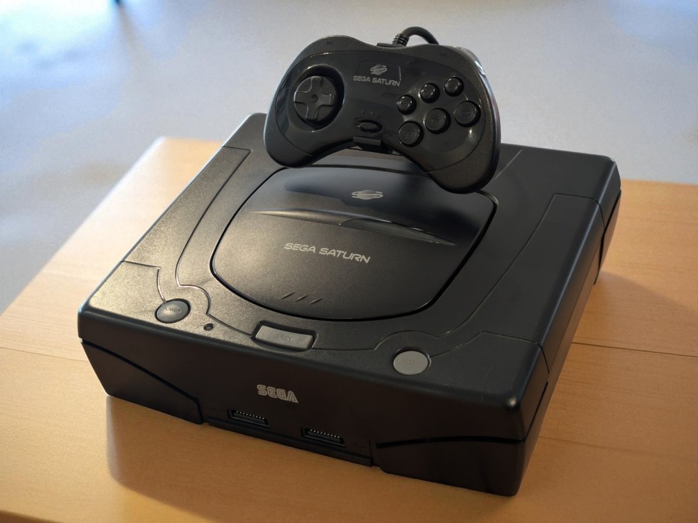 Sega Saturn - Console & Controller Stand