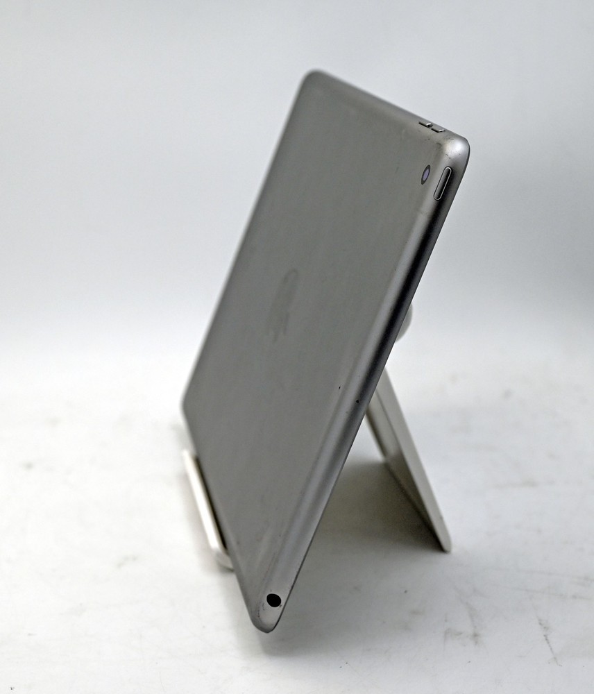 Apple ipad A1822 (MP2F2LL/A) (5th Gen) 32GB