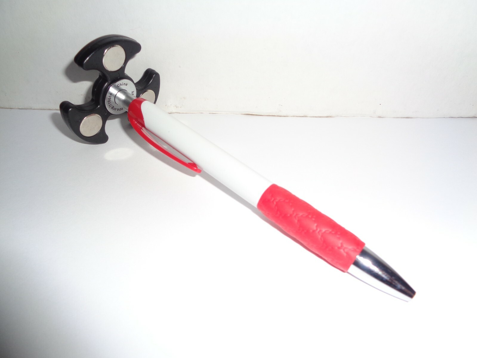 RED FIDGET SPINNER RETRACTABLE PEN WITH COMFORT GRIP BLACK INK