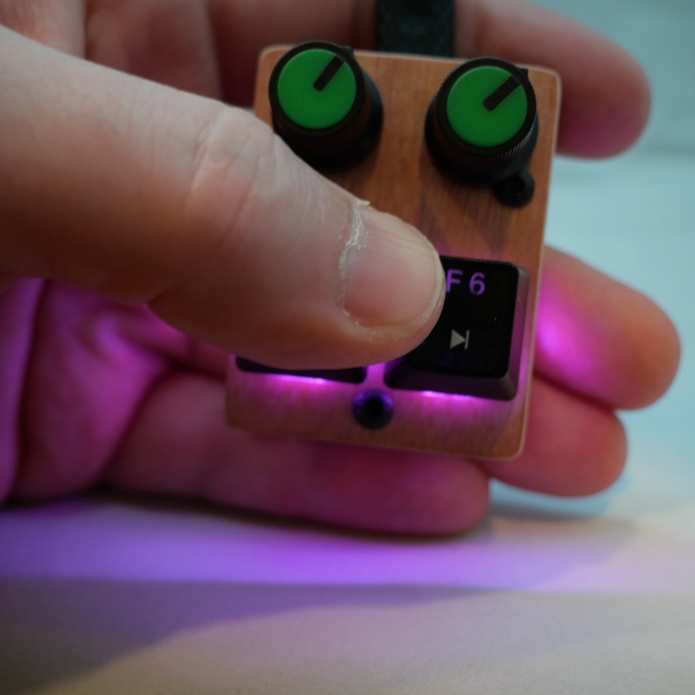 madMidiMini Compact Midi Controller with 2 Note Buttons 2 Potentiometers and LED