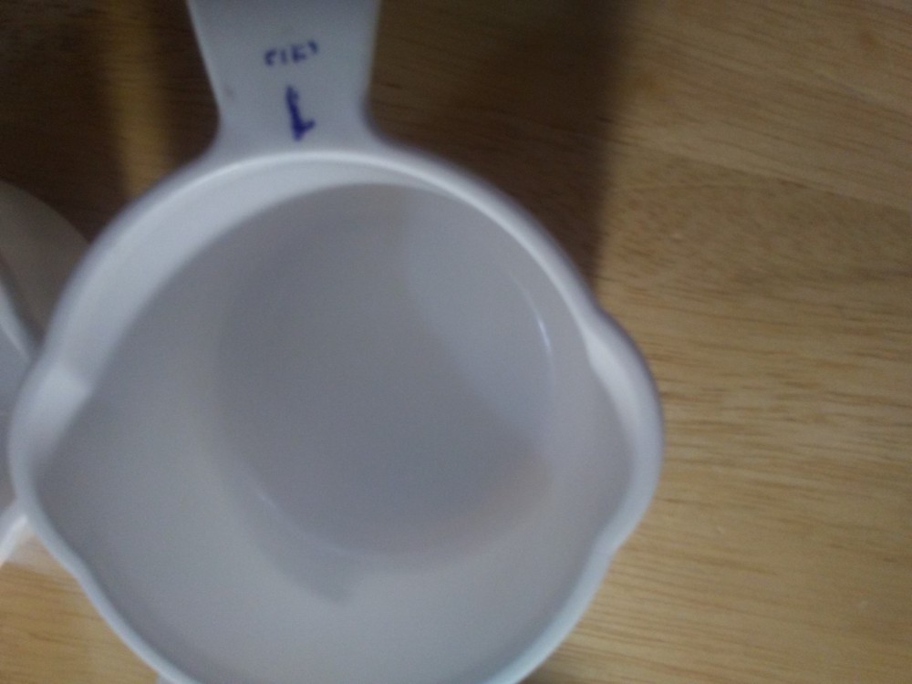 Tupperware curved handled measuring cups ergo