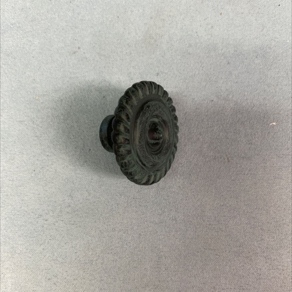 1-1/4" Rustic Rope Edged Knob Old Green