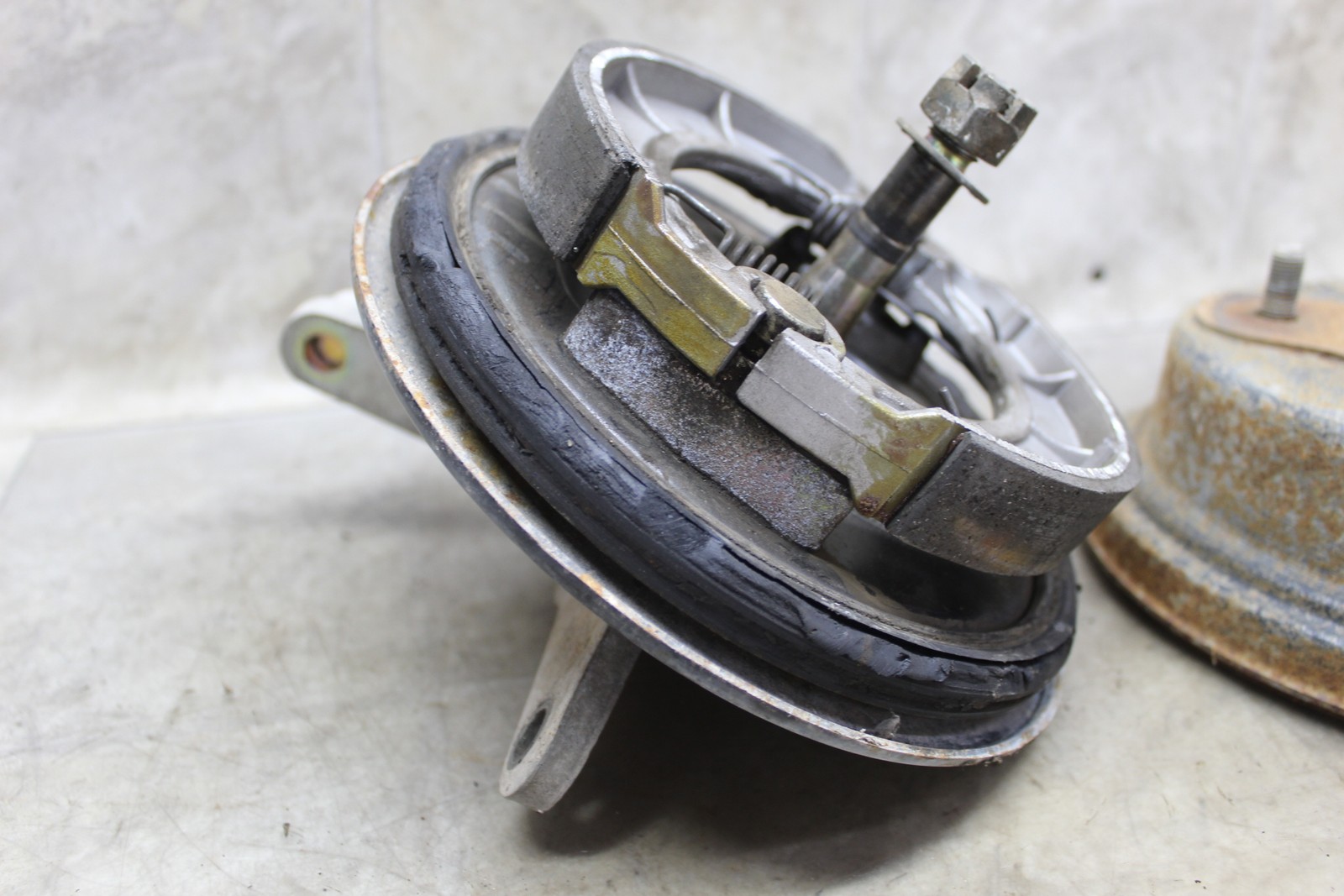 95-98 Yamaha Timberwolf 250 2x4 Oem Right Front Drum Brake Spindle Assembly