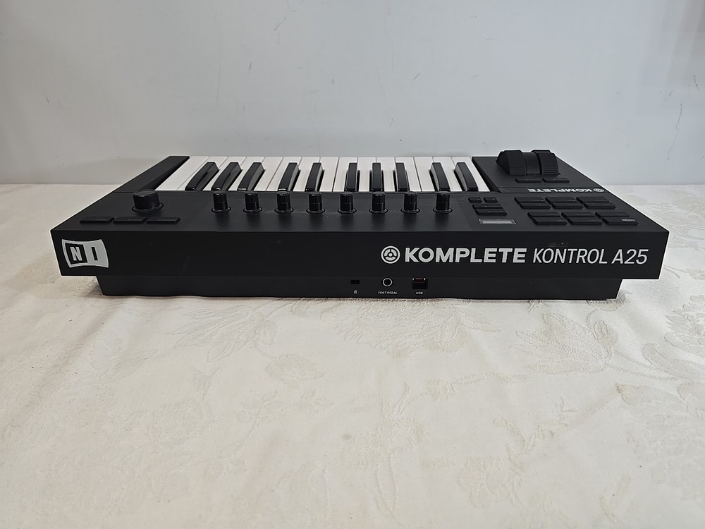 Native Instruments Komplete Kontrol A25 25-Key Keyboard Controller W Carring Bag