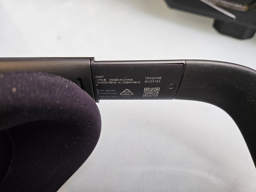 Meta Oculus Quest 1 VR Virtual Reality Headset MH-B Controllers & Carrying Case