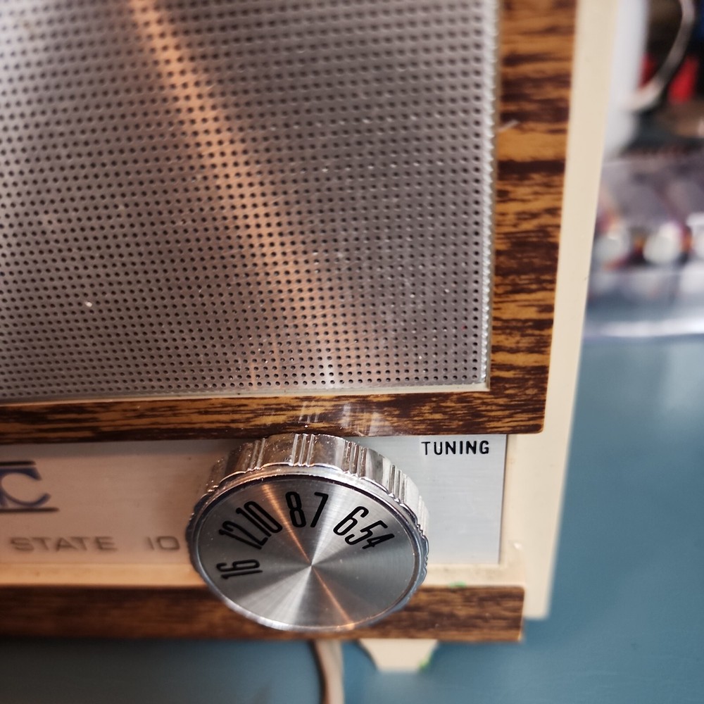 Vintage Solid State ITC 10 clock Radio AM not fully functioning