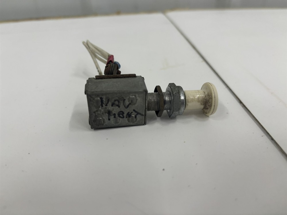 66 Cessna 150 F NAV Navigation Light Push Pull Switch 0713026-4