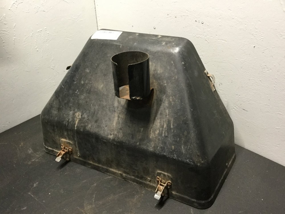 International 4900 Interior, Doghouse - Used