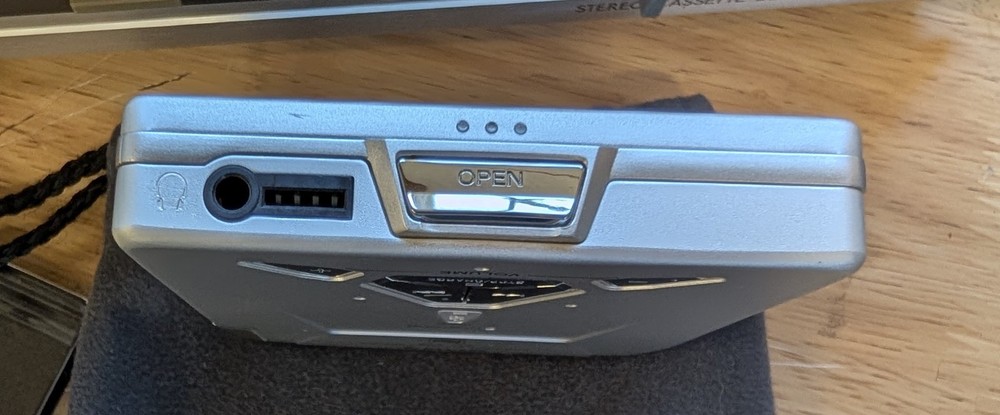Sony MZ-E33 Portable MiniDisc Player WORKS!