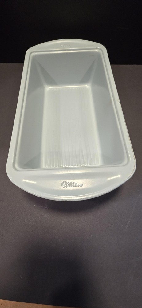 Wilton White Nonstick Steel Loaf Pan Rectangular Textured Bottom Bread Bakeware