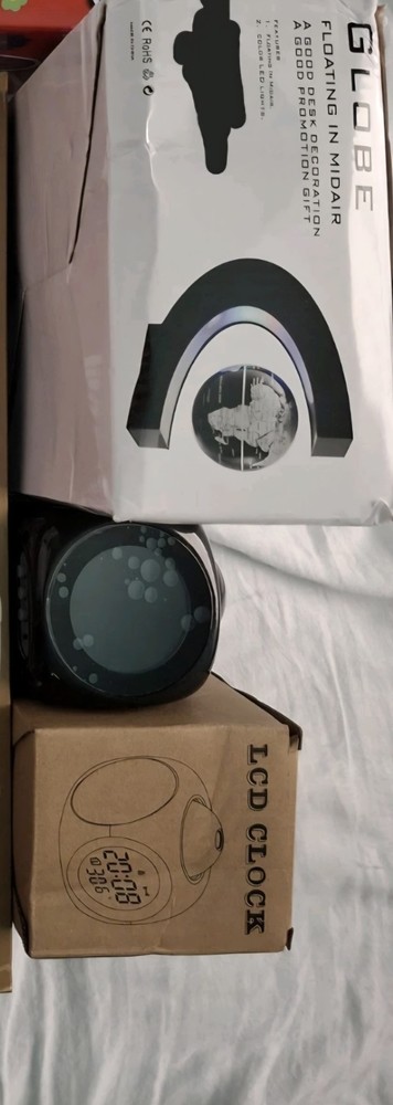 globo terraqueo y reloj proyector
