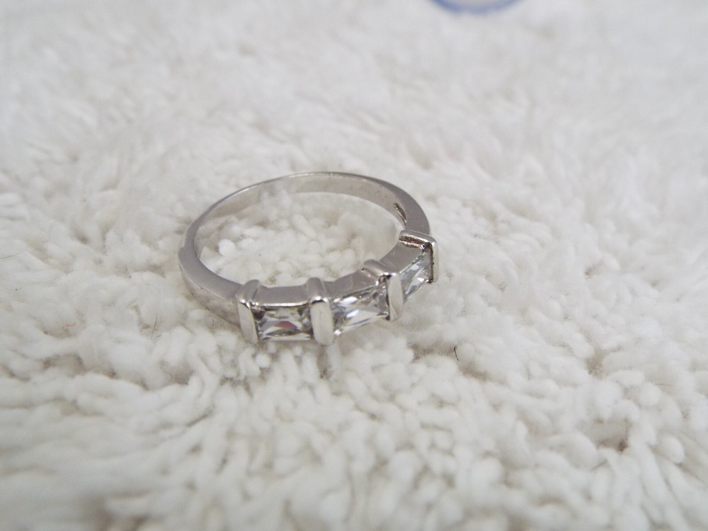 Silvertone Rhinestone Band Ring ~ Size 8 (G18)