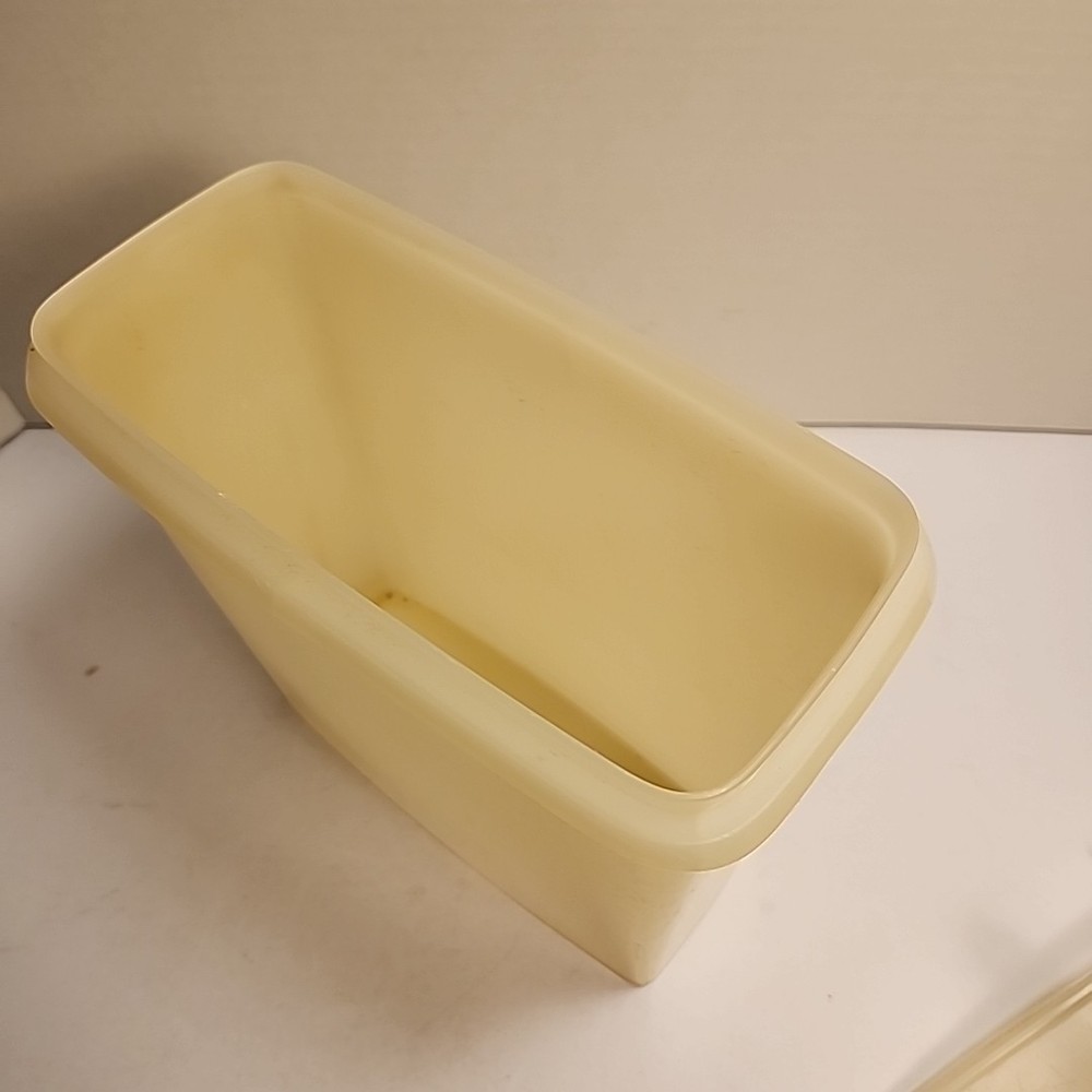 VINTAGE TUPPERWARE CEREAL KEEPER STORAGE CONTAINER 469-6 WITH LID.