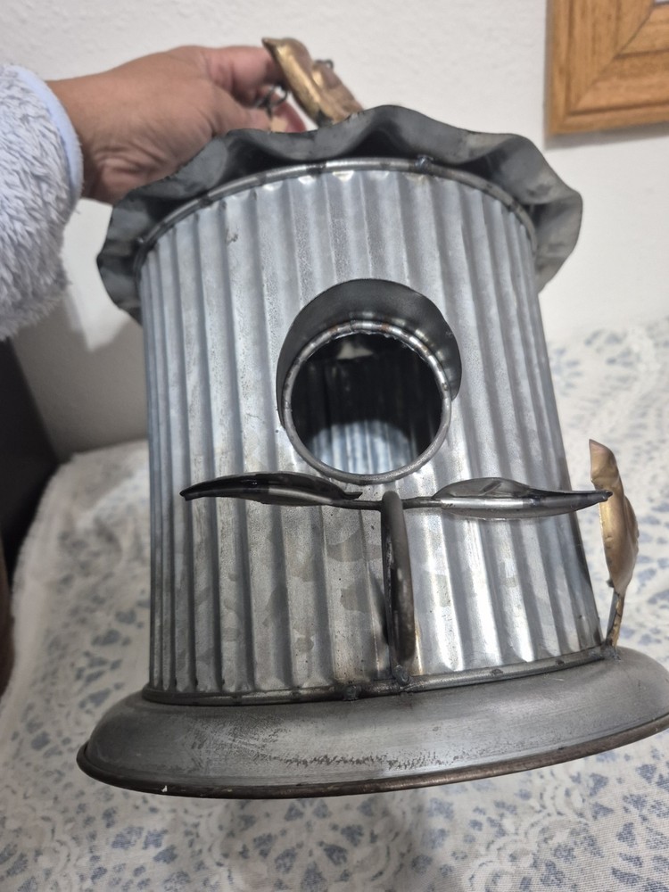 NEW METAL BIRD FEEDER